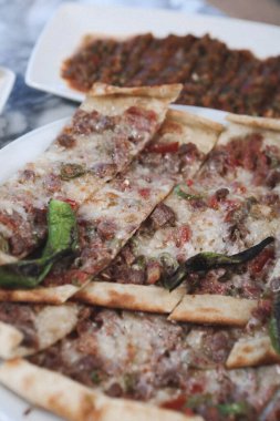 Geleneksel Türkçe fırında pide. Türk pizzası, Orta Doğu aperatifleri. Türk mutfağı. Et ile doldurulmuş çam