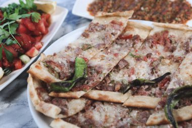 Geleneksel Türkçe fırında pide. Türk pizzası, Orta Doğu aperatifleri. Türk mutfağı. Et ile doldurulmuş çam