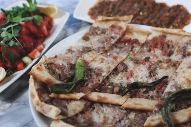 Geleneksel Türkçe fırında pide. Türk pizzası, Orta Doğu aperatifleri. Türk mutfağı. Et ile doldurulmuş çam