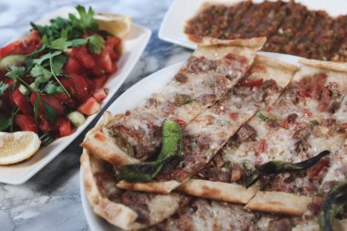 Geleneksel Türkçe fırında pide. Türk pizzası, Orta Doğu aperatifleri. Türk mutfağı. Et ile doldurulmuş çam