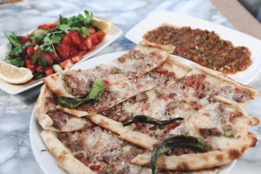 Geleneksel Türkçe fırında pide. Türk pizzası, Orta Doğu aperatifleri. Türk mutfağı. Et ile doldurulmuş çam