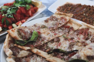 Geleneksel Türkçe fırında pide. Türk pizzası, Orta Doğu aperatifleri. Türk mutfağı. Et ile doldurulmuş çam