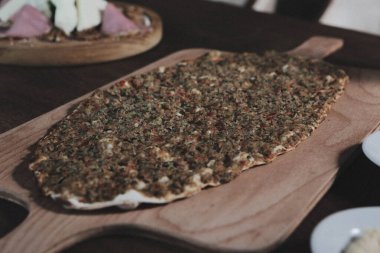 Geleneksel Türkçe fırında pide. Türk pizzası, Orta Doğu aperatifleri. Türk mutfağı. Et ile doldurulmuş çam