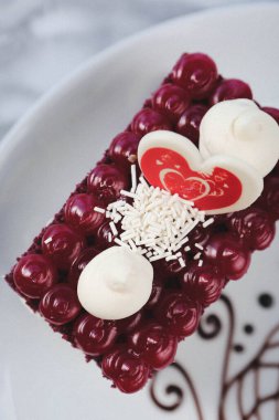 Masada lezzetli bir pasta var.