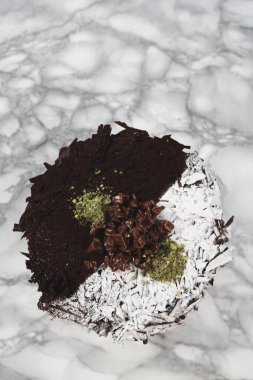 Masada lezzetli bir pasta var.