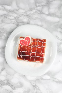 Masada lezzetli bir pasta var.