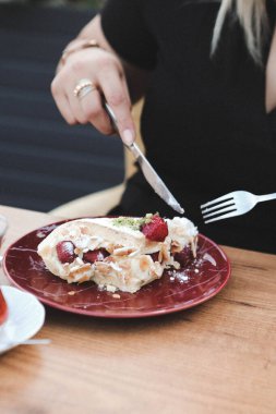 Masada lezzetli bir pasta var.