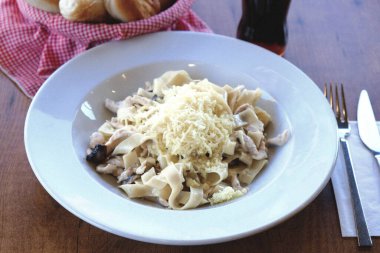 Lezzetli soslu lezzetli klasik İtalyan makarnası..