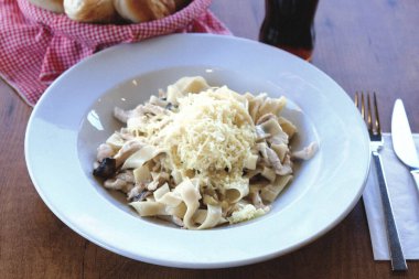 Lezzetli soslu lezzetli klasik İtalyan makarnası..