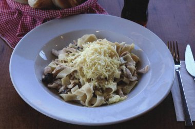 Lezzetli soslu lezzetli klasik İtalyan makarnası..