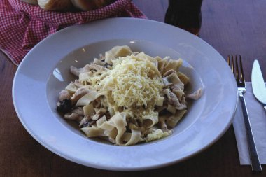 Lezzetli soslu lezzetli klasik İtalyan makarnası..