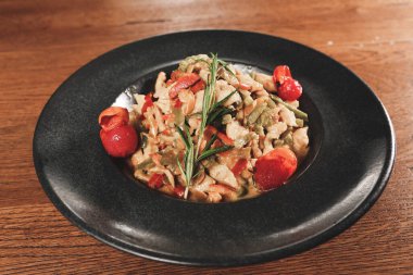 Lezzetli soslu lezzetli klasik İtalyan makarnası..