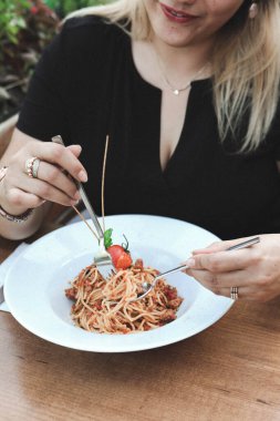 Lezzetli soslu lezzetli klasik İtalyan makarnası..