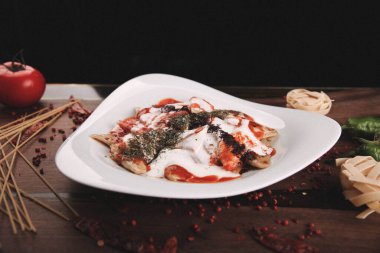 Lezzetli soslu lezzetli klasik İtalyan makarnası..