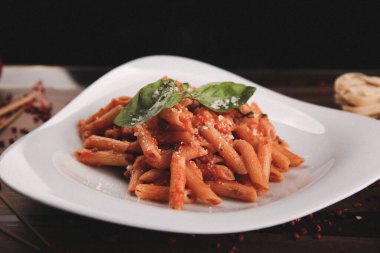 Lezzetli soslu lezzetli klasik İtalyan makarnası..