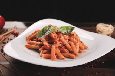 Lezzetli soslu lezzetli klasik İtalyan makarnası..