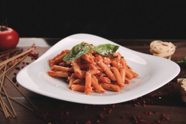 Lezzetli soslu lezzetli klasik İtalyan makarnası..