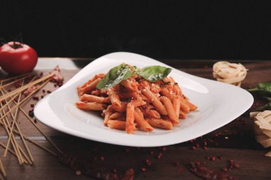 Lezzetli soslu lezzetli klasik İtalyan makarnası..