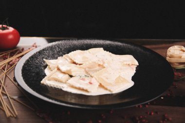 Lezzetli soslu lezzetli klasik İtalyan makarnası..