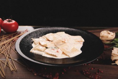 Lezzetli soslu lezzetli klasik İtalyan makarnası..