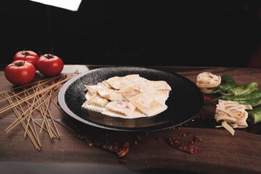 Lezzetli soslu lezzetli klasik İtalyan makarnası..