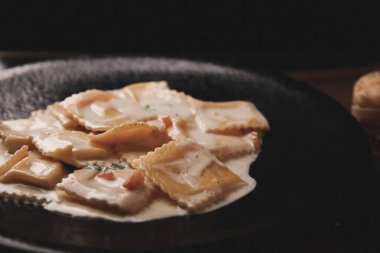 Lezzetli soslu lezzetli klasik İtalyan makarnası..