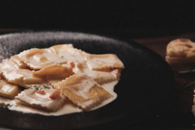 Lezzetli soslu lezzetli klasik İtalyan makarnası..