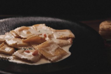 Lezzetli soslu lezzetli klasik İtalyan makarnası..