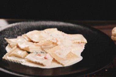 Lezzetli soslu lezzetli klasik İtalyan makarnası..