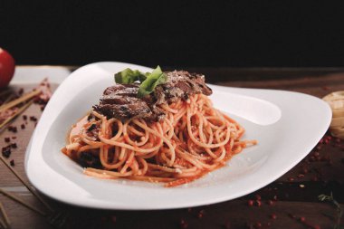 Lezzetli soslu lezzetli klasik İtalyan makarnası..