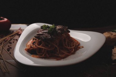 Lezzetli soslu lezzetli klasik İtalyan makarnası..