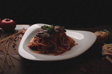 Lezzetli soslu lezzetli klasik İtalyan makarnası..