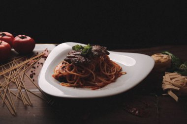 Lezzetli soslu lezzetli klasik İtalyan makarnası..