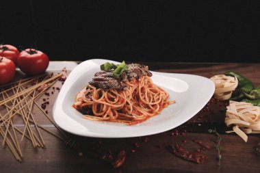 Lezzetli soslu lezzetli klasik İtalyan makarnası..