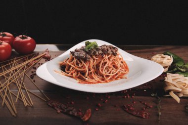 Lezzetli soslu lezzetli klasik İtalyan makarnası..