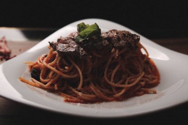 Lezzetli soslu lezzetli klasik İtalyan makarnası..