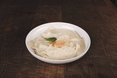 Lezzetli soslu lezzetli klasik İtalyan makarnası..