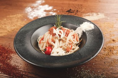 Lezzetli soslu lezzetli klasik İtalyan makarnası..