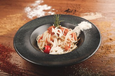 Lezzetli soslu lezzetli klasik İtalyan makarnası..