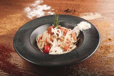 Lezzetli soslu lezzetli klasik İtalyan makarnası..