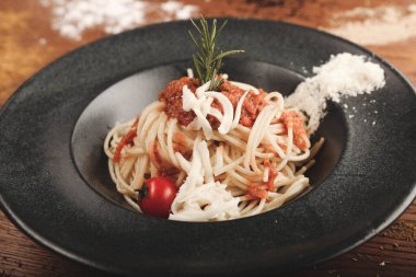 Lezzetli soslu lezzetli klasik İtalyan makarnası..