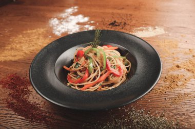 Lezzetli soslu lezzetli klasik İtalyan makarnası..