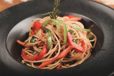 Lezzetli soslu lezzetli klasik İtalyan makarnası..