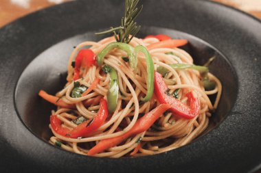 Lezzetli soslu lezzetli klasik İtalyan makarnası..