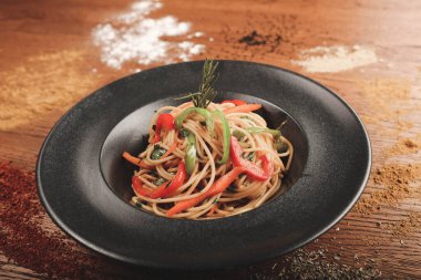 Lezzetli soslu lezzetli klasik İtalyan makarnası..