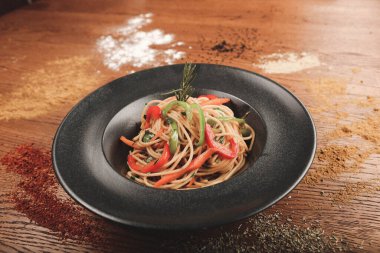 Lezzetli soslu lezzetli klasik İtalyan makarnası..