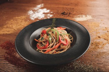 Lezzetli soslu lezzetli klasik İtalyan makarnası..