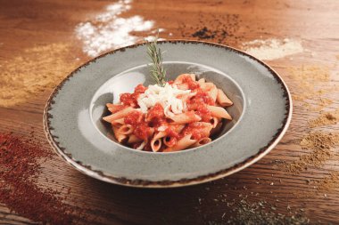 Lezzetli soslu lezzetli klasik İtalyan makarnası..