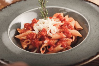 Lezzetli soslu lezzetli klasik İtalyan makarnası..