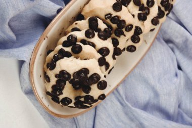 Koyu çikolata parçaları ile tanımlama